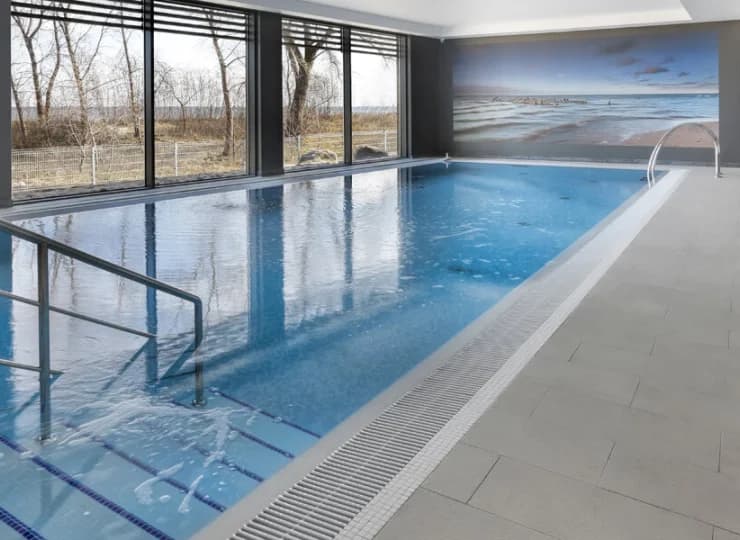 Hotel posiada wewnętrzny basen z ozonowaną wodą, hydromasażem i przeciwprądem