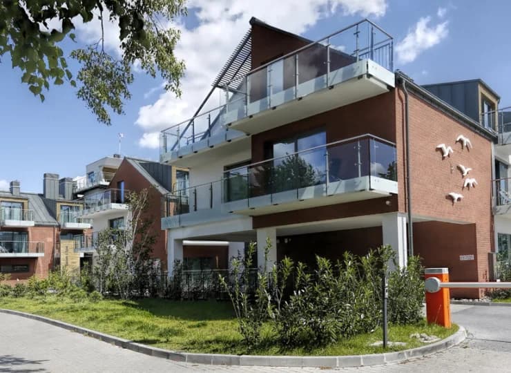 Jest wyjątkowo zlokalizowany w otulinie Nadmorskiego Parku Krajobrazowego