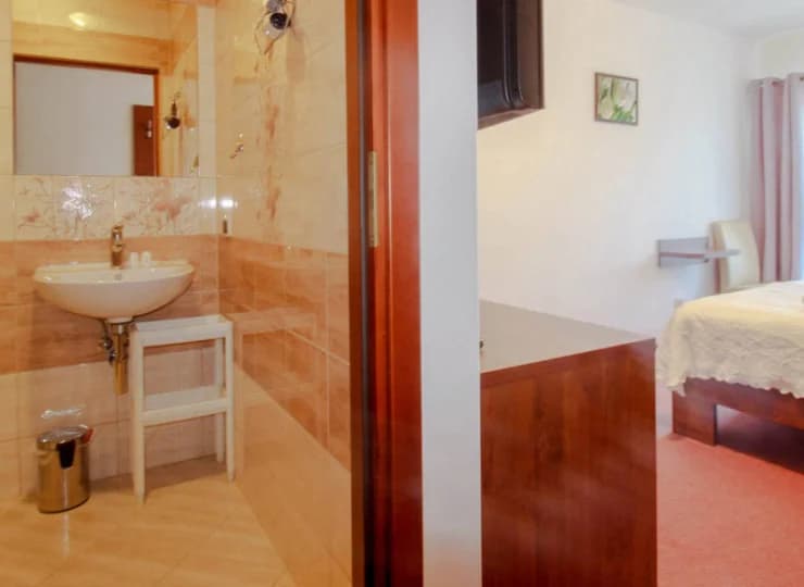 Każdy pokój ma własną łazienkę oraz balkon