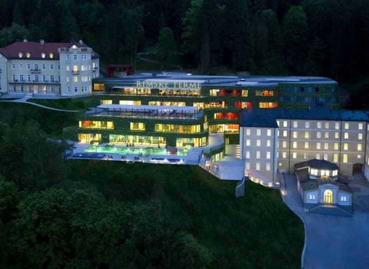 Hotel jest częścią dużego kompleksu opartego o źródła termalne