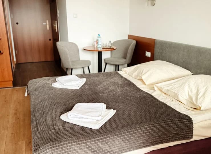 Pokoje w sanatorium także mają zestaw do parzenia kawy i herbaty