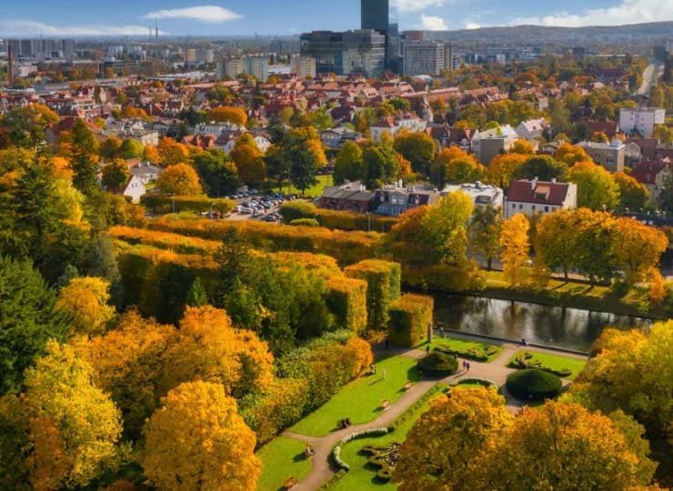 Hotel Hampton by Hilton Oliwa*** położony jest w gdańskiej dzielnicy Oliwa
