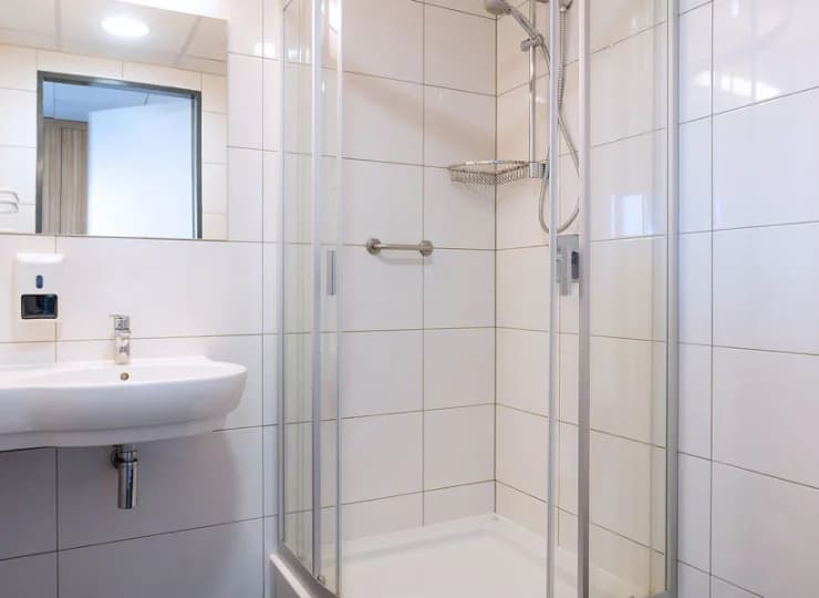 Każdy pokój posiada własną łazienkę, zazwyczaj z kabiną prysznicową