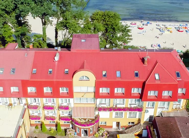 OW Jantar znajduje się tuż przy bałtyckiej plaży w Rewalu