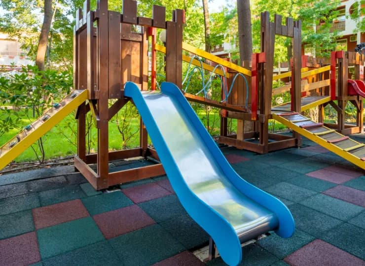 Na dzieci czeka również zewnętrzny plac zabaw