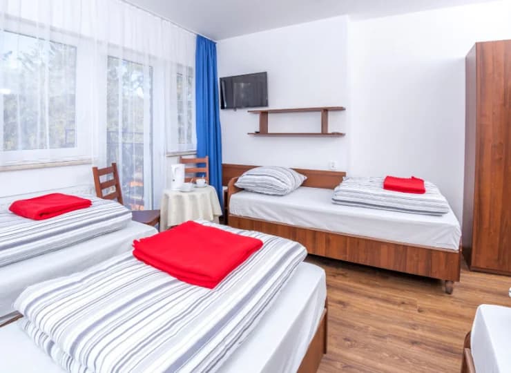 Pokoje 4-osobowe posiadają osobne pojedyncze łóżka, czajnik, TV, sprzęt plażowy