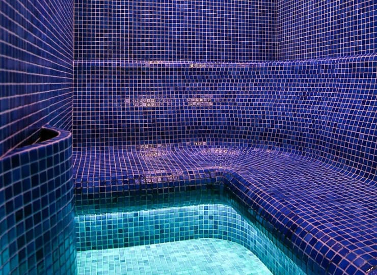 Znajduje się tutaj sauna sucha oraz łaźnia parowa