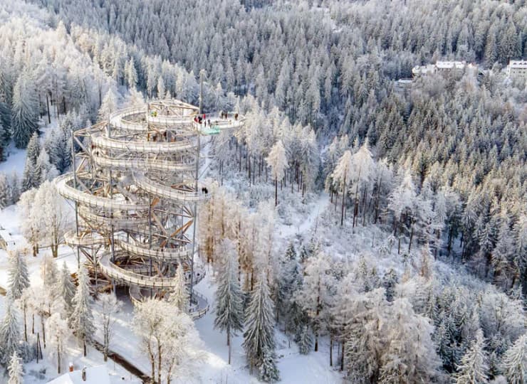 Blisko stąd do całorocznej kolejki gondolowej, wieży widokowej SkyWalk i centrum