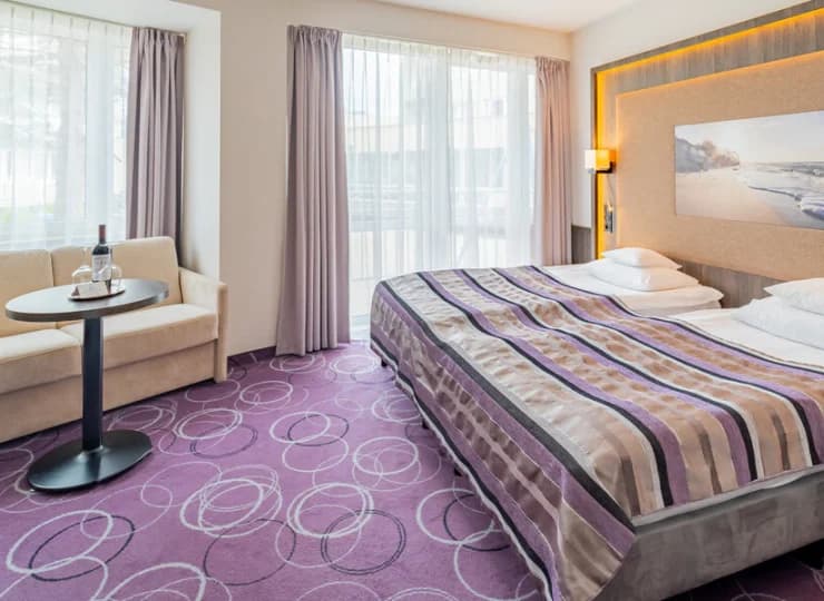 Pokój standard 4* posiada balkon i dodatkowo strefę wypoczynkową