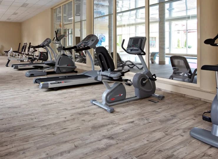 Sala fitness została wyposażona w różnorodny nowoczesny sprzęt