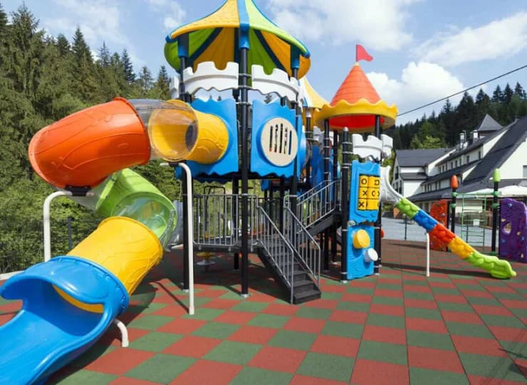 Na terenie hotelu znajduje się plac zabaw dla dzieci w kształcie zamku