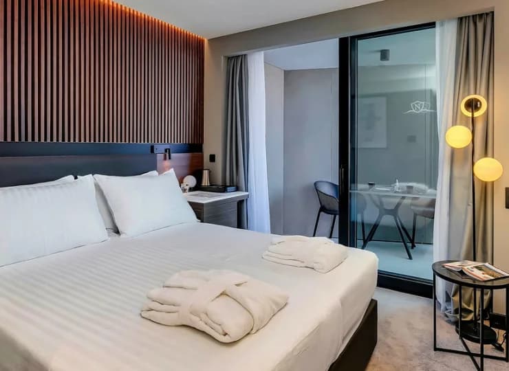 Pokoje wyposażono w mini bar i sejf