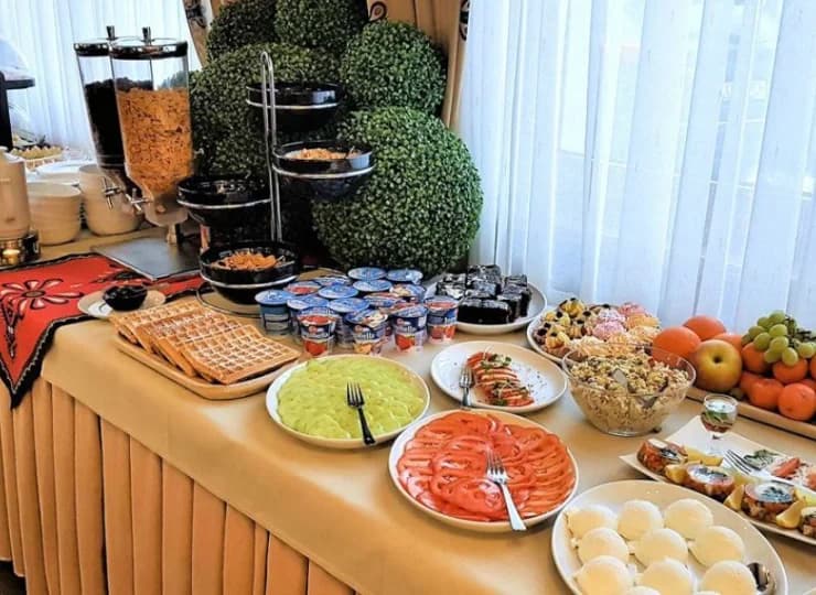 Każdy dzień rozpoczyna się bogatym bufetem śniadaniowym