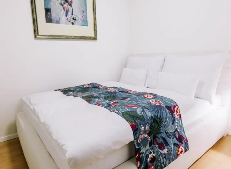 Apartament 1-pokojowy ma wydzieloną sypialnię za kącikiem TV