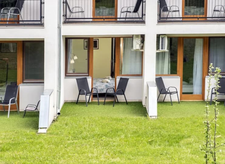 Pokoje mają własny balkon lub wyjście wprost na zewnątrz (te na parterze)