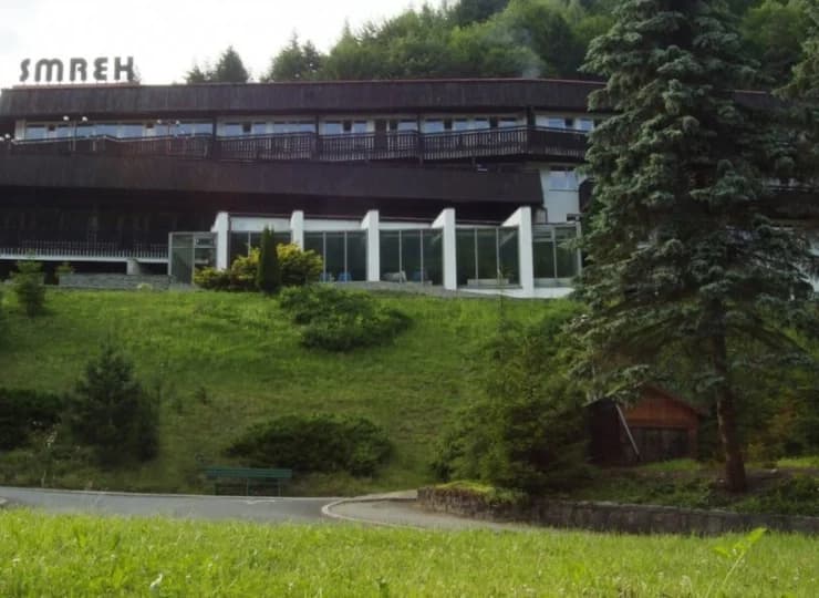 Obiekt jest malowniczo położony w bocznej dolinie, 3,5 km od centrum Piwnicznej
