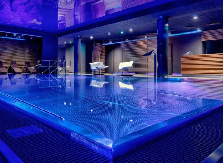 W ofercie dostęp do basenu, jacuzzi oraz strefy saun w Bristol Art & Medical SPA