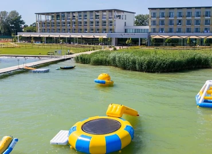 Hotel ma własny pomost i dmuchany park wodny w jeziorze