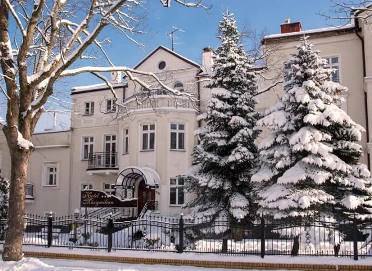 Hotel jest położony przy spokojnej ulicy, zaledwie 200 metrów od plaży