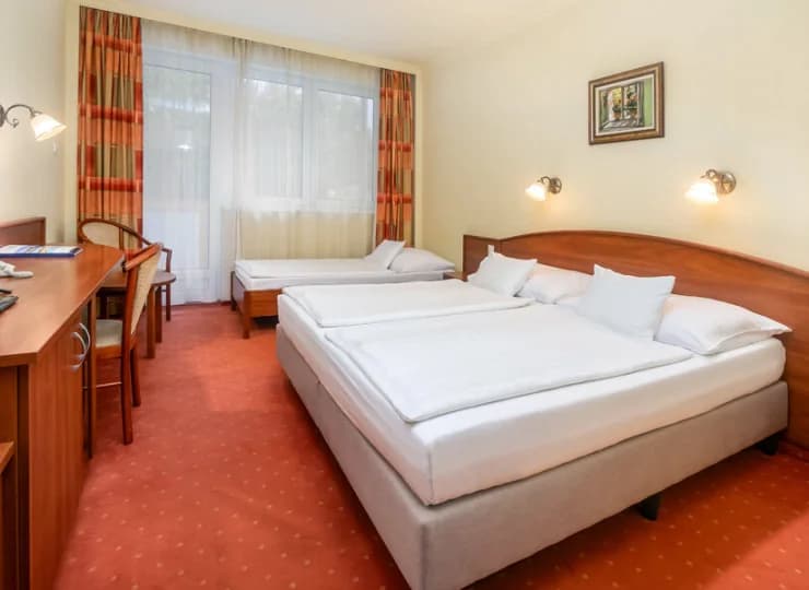 Pokoje są klimatyzowane, wyposażone w minibar, smart TV, szlafroki, sejf