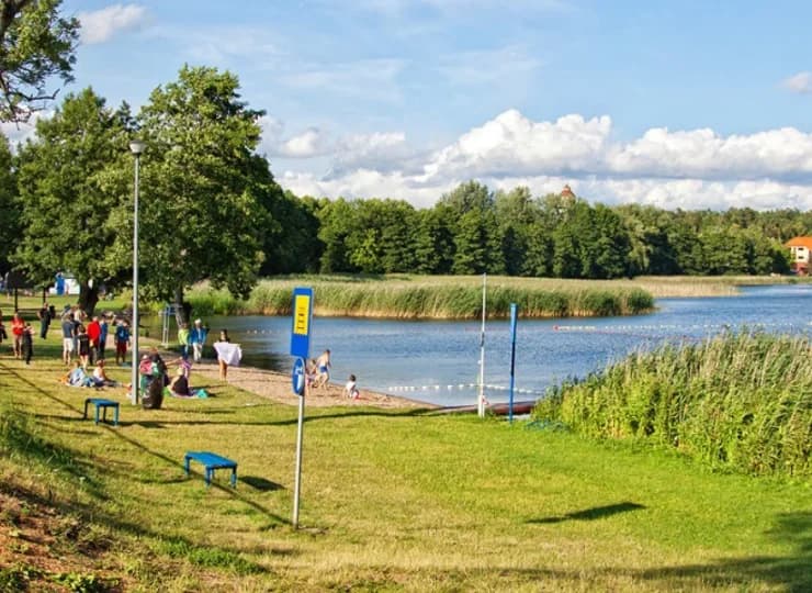 Plaża znajduje się w odległości zaledwie 50 m od Osady Dwa Jeziora
