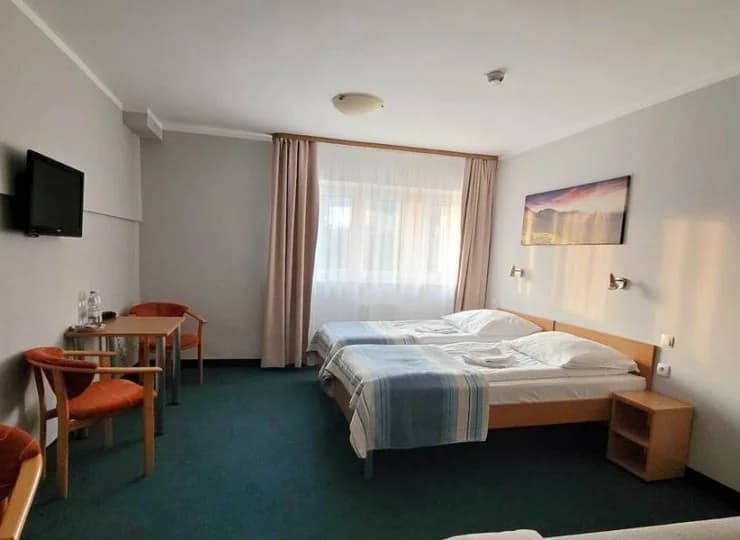 W pokojach 3-os. oprócz łóżek znajduje się rozkładana kanapa