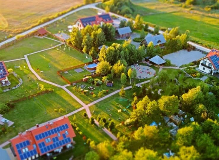 Dwa Jeziora są skąpane w zieleni i położone w ogromnym ogrodzie