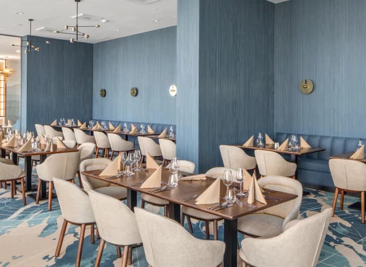 Restauracja podaje śniadanie i obiadokolację w bufecie oraz dania z karty