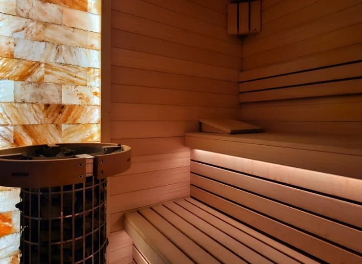 Można tutaj doznać relaksu w jacuzzi, saunie oraz na leżakach