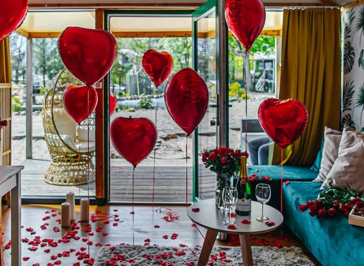 Przed przyjazdem można zamówić np. kwiaty, balony, dekorację płatkami róż