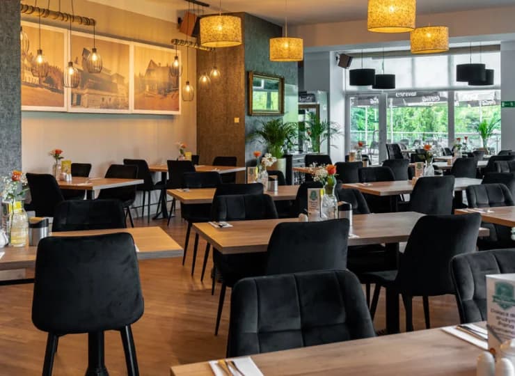 Hotelowa restauracja Atmosfera posiada wyjście na letni taras z widokiem na góry
