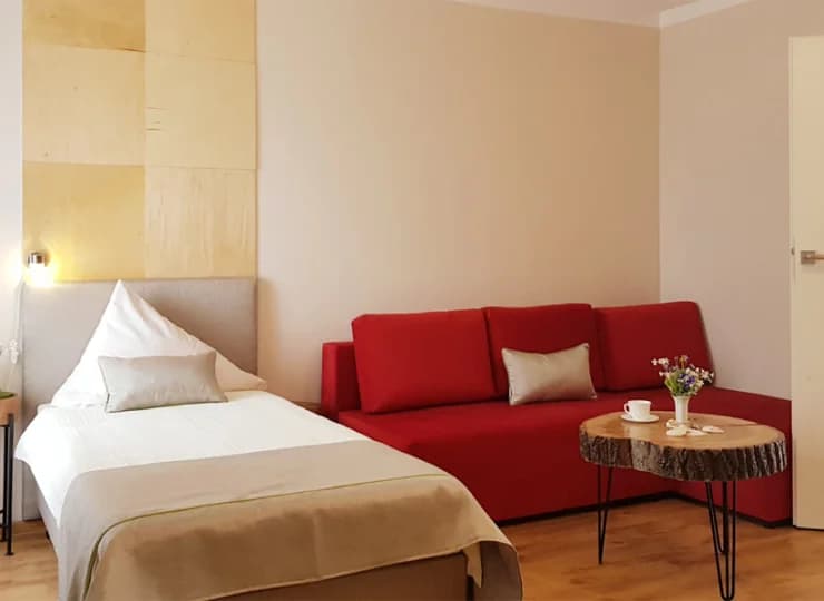 W apartamencie jest też salon z częścią wypoczynkową
