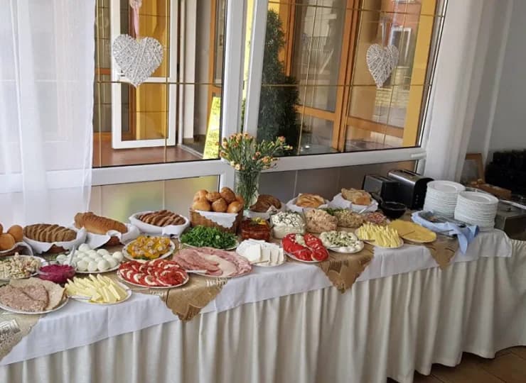 Śniadania i obiadokolacje są zazwyczaj podawane w formie bufetowej