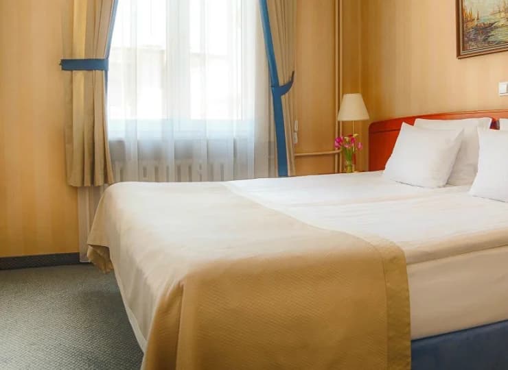 W komfortowych pokojach jest jasno i przestronnie