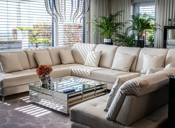 Dwupoziomowy penthouse ma ogromny salon o powierzchni 100 m2