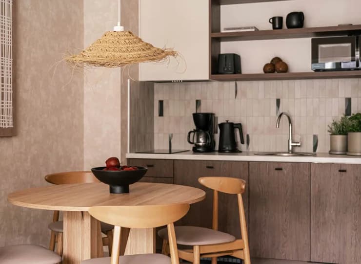 Apartament ma w pełni wyposażony aneks kuchenny
