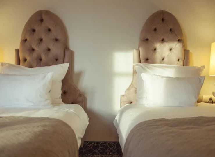 Hotel oferuje pokoje 2-osobowe oraz przestronne apartamenty