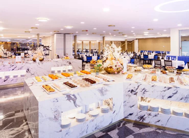 Posiłki są serwowane w restauracji bufetowej