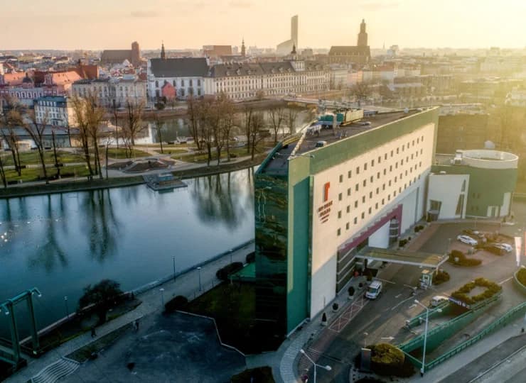 Zajmuje eksponowane miejsce nad Odrą