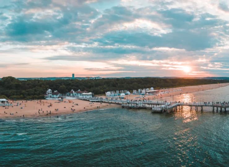 W 10 minut można wygodnie dojechać tramwajem do plaży w Brzeźnie bądź Jelitkowie