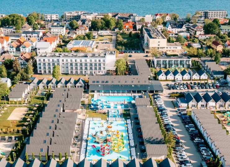Resort znajduje się niespełna 300 m od plaży w Ustroniu Morskim