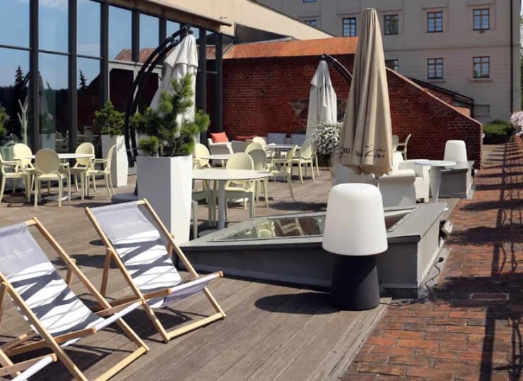 W ciepłe dni goście mogą relaksować się na zewnętrznych tarasach
