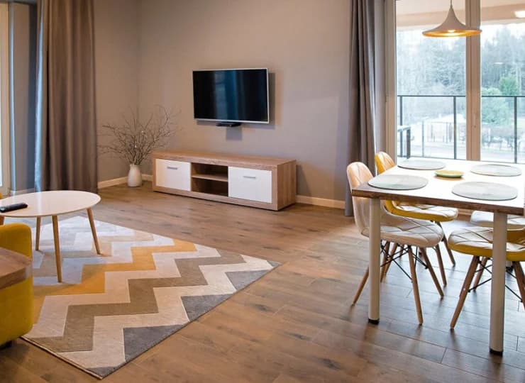 Większe apartamenty mają przestronny wielofunkcyjny salon