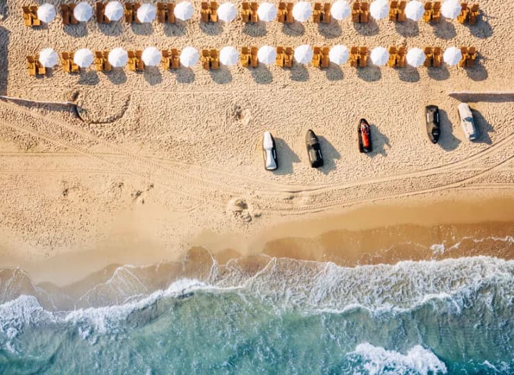 Hotel znajduje się bezpośrednio nad brzegiem morza w Międzyzdrojach