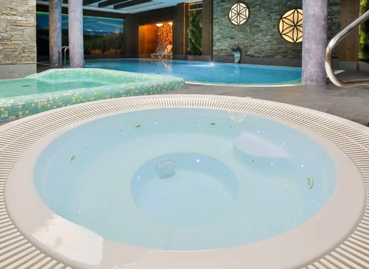 W strefie wellness obok basenu jest jacuzzi i brodzik dla dzieci