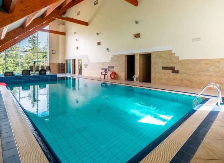 Kompleks posiada strefę SPA i Wellness oraz strefę leczniczą i bazę zabiegową