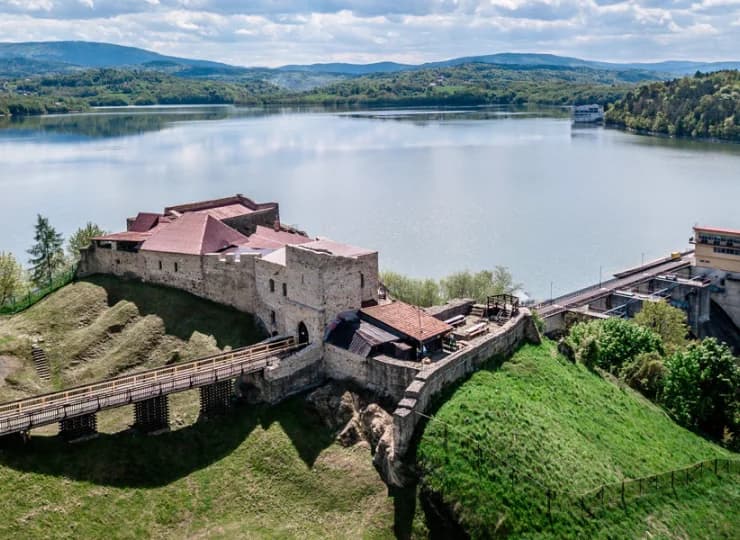 Nieopodal znajdują się ruiny królewskiego zamku oraz korona zapory