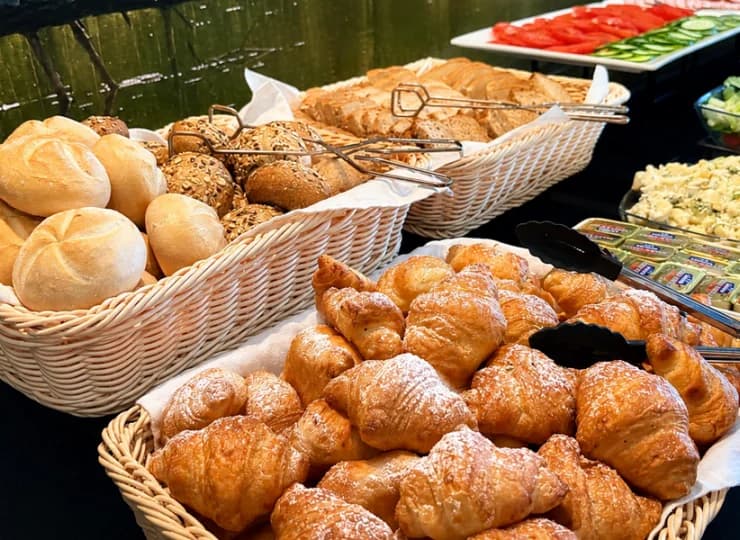 Gości hotelowych codziennie wita śniadanie w formie bufetu
