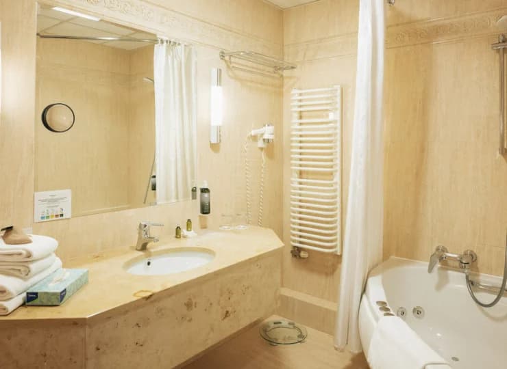 Pokój De Luxe ma w łazience wannę z hydromasażem