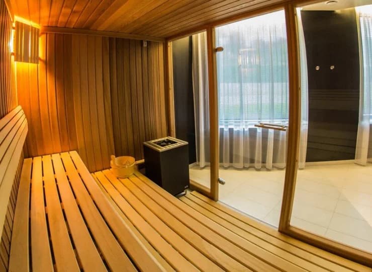 Hotel dysponuje kameralną strefą wellness z sauną fińską i parową